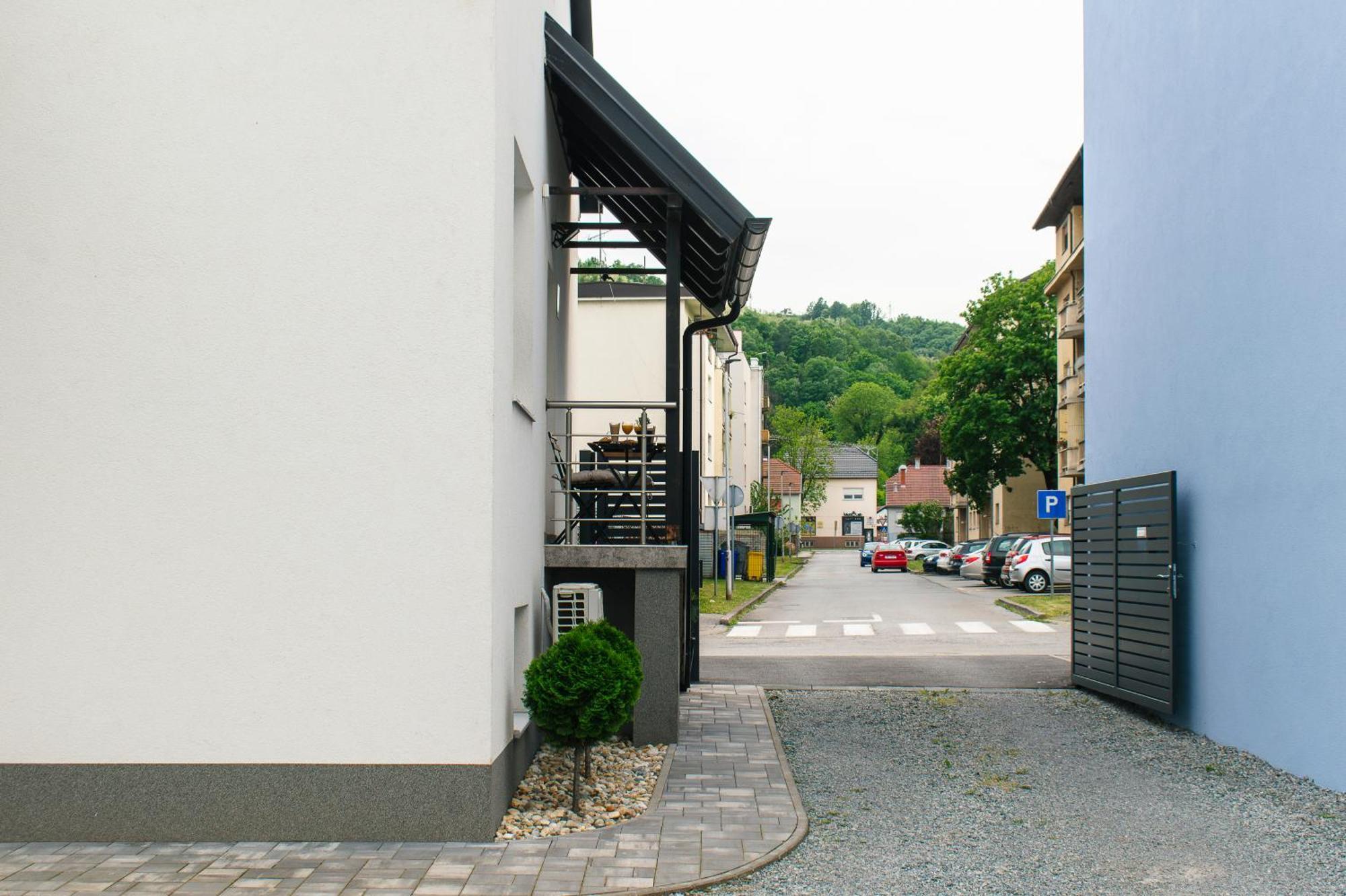 Goodlife Studio Apartment Pozega Bagian luar foto