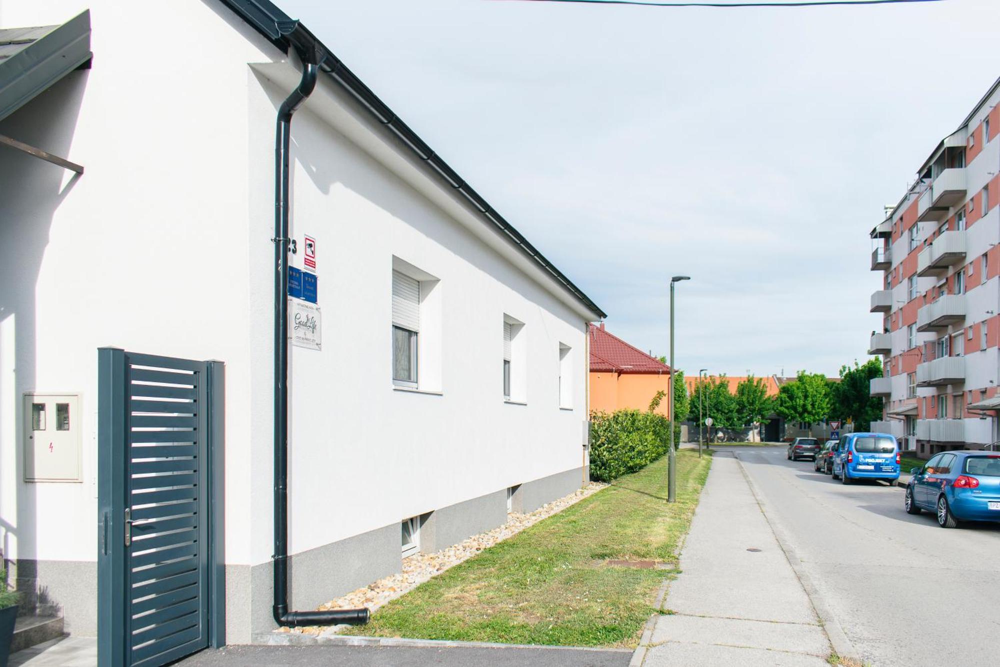 Goodlife Studio Apartment Pozega Bagian luar foto